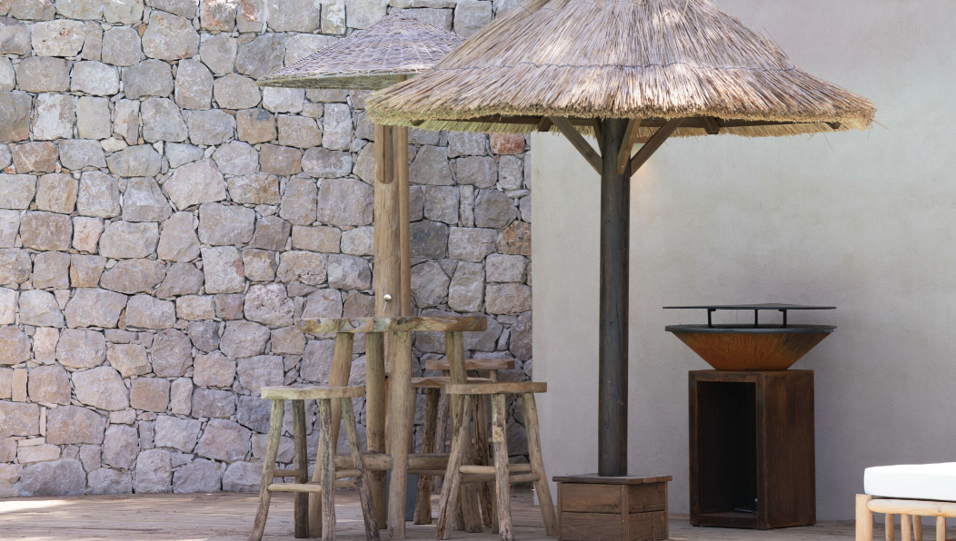 Villa Balagan : mobilier extérieur en bois et fibres naturelles, brasero en corten