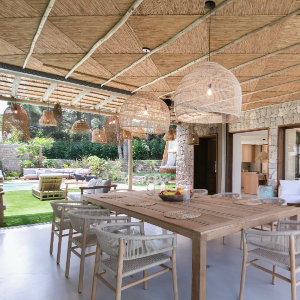 Villa Balagan : salle à manger avec un plafond en eucalyptus et aménagée avec une décoration axée sur des matières naturelles (bois massif, rotin, osier)