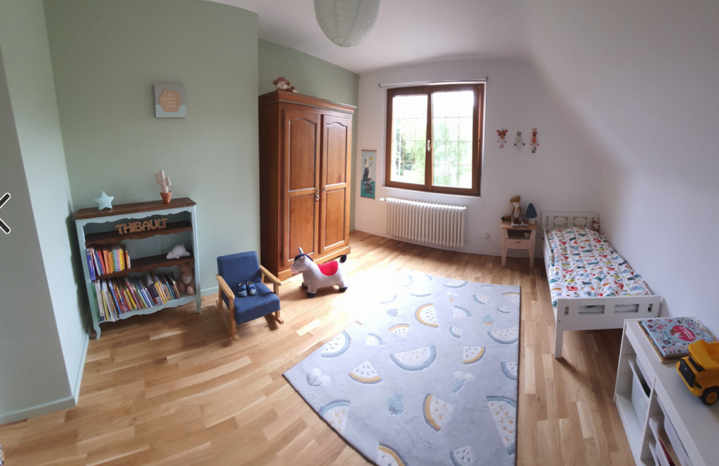Agencement et décoration d'une chambre d'enfant, mur vert et parquet au sol