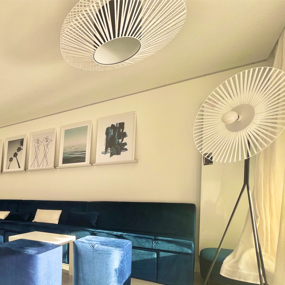 Rénovation d'un appartement de vacances à Cannes : aperçu du salon lumineux décoré avec un mobilier en coloris bleu