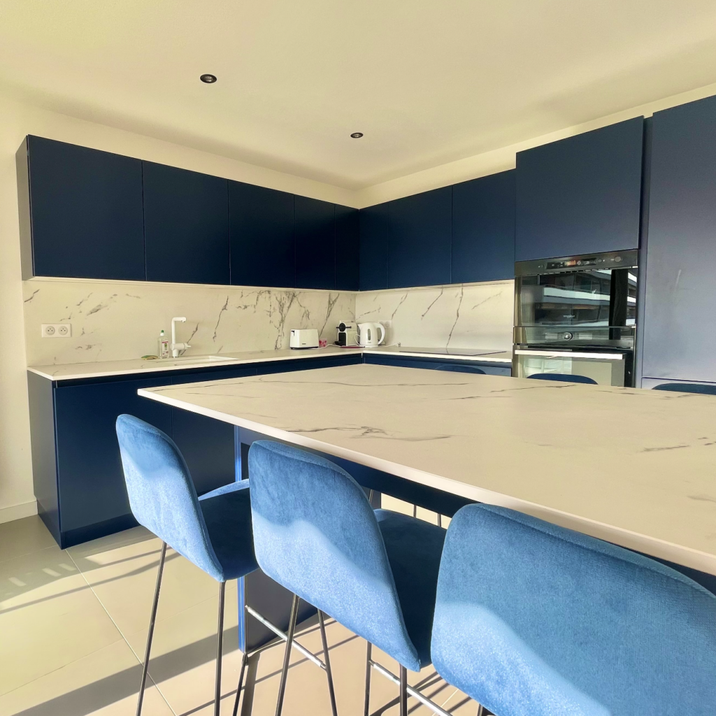 Rénovation appartement de vacances : cuisine intégrée avec le bleu marine comme teinte dominante