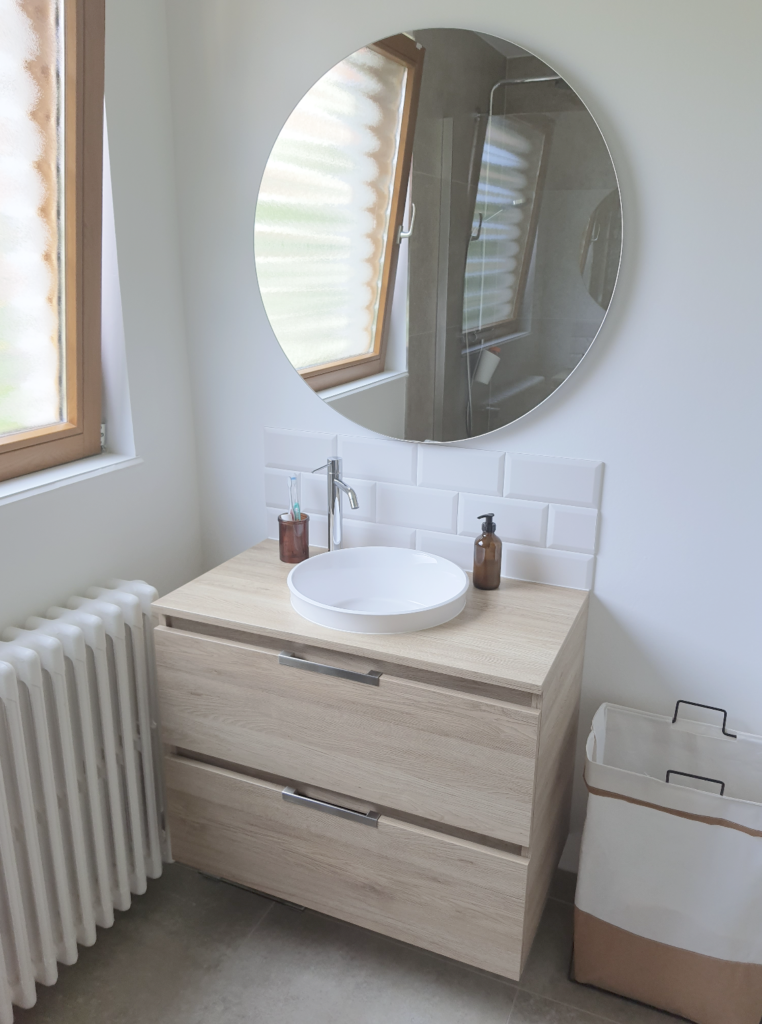 Agencement d'une salle de bain avec miroir et meuble vasque