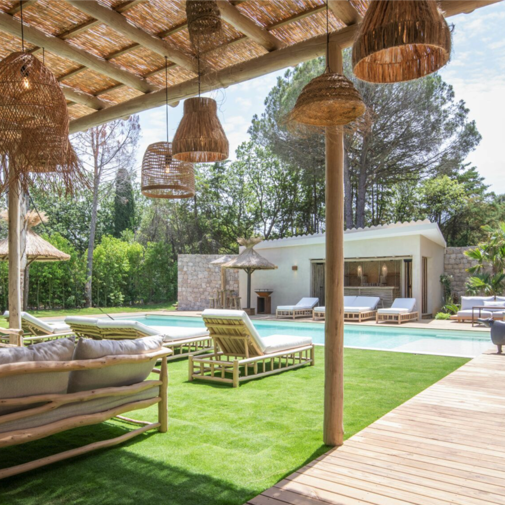 aménagement des espaces extérieurs de la Villa Balagan avec abat-jour en fibres naturelles, piscine, poolbar, terrasse bois