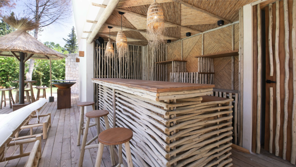 Villa Balagan : bar extérieur en matières naturelles (bois flotté, osier, rotin)