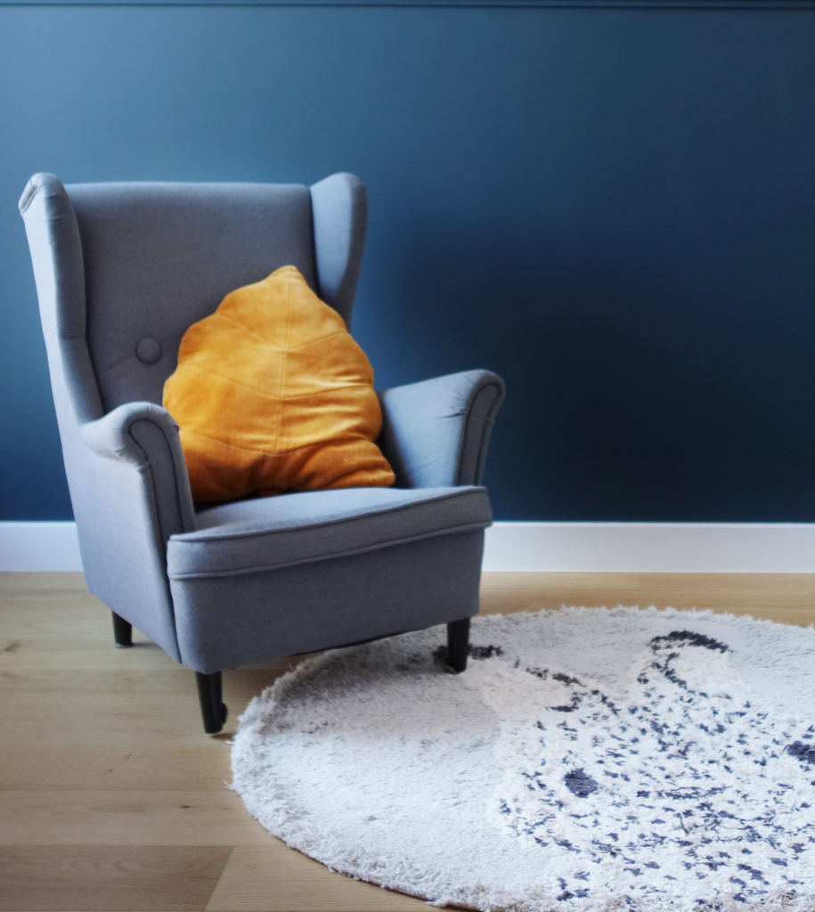 Aménagement & décoration d'une chambre enfant : mur bleu des Vosges, fauteuil cosy et tapis rond motif lapin