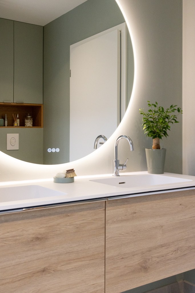Projet d'aménagement d'une salle de bain : miroir lumineux rond et meuble double vasques design