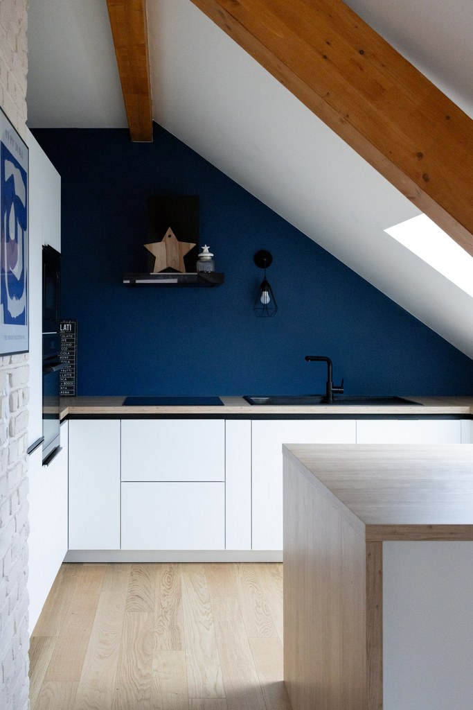 projet d'architecture d'intérieur : agencement d'une petite cuisine blanche et bois moderne sous des combles