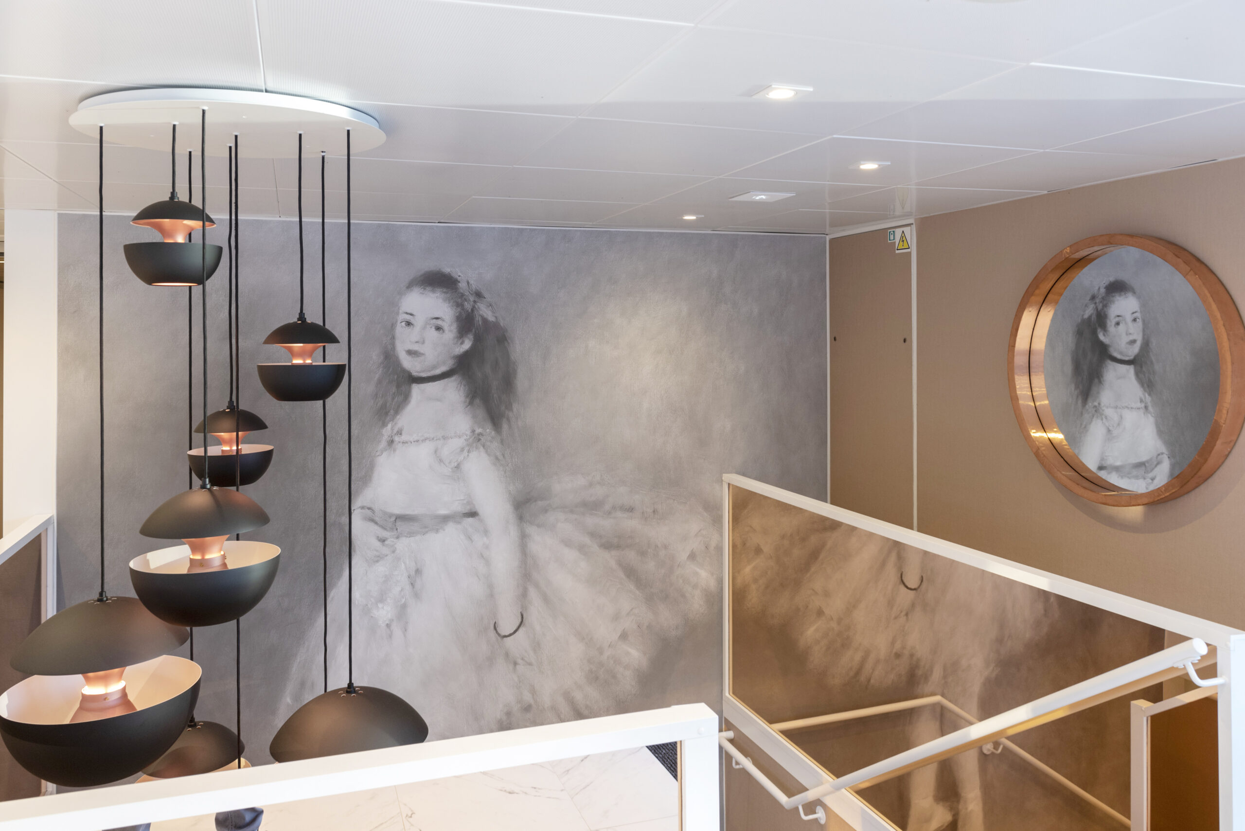 Agencement des espaces commun du bateau de croisère : escalier avec suspensions et tissu tendu décoratif "ballerine" de Renoir