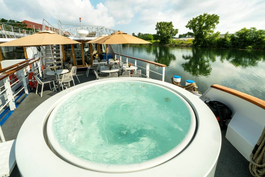 jacuzzi sur la terrasse d'une péniche croisieurope.